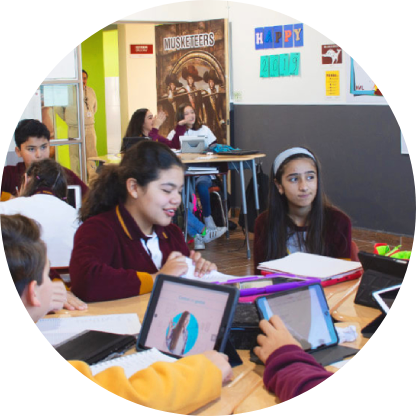 Alumnos de primaria en compañía de sus compañeros de la escuela NWL San Miguel de Allende, tomando clases con sus tablets