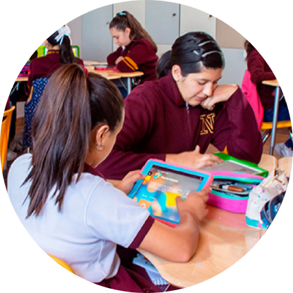 Jóvenes estudiantes de secundaria del colegio NWL Milenio aprendiendo con tablets en sus aulas