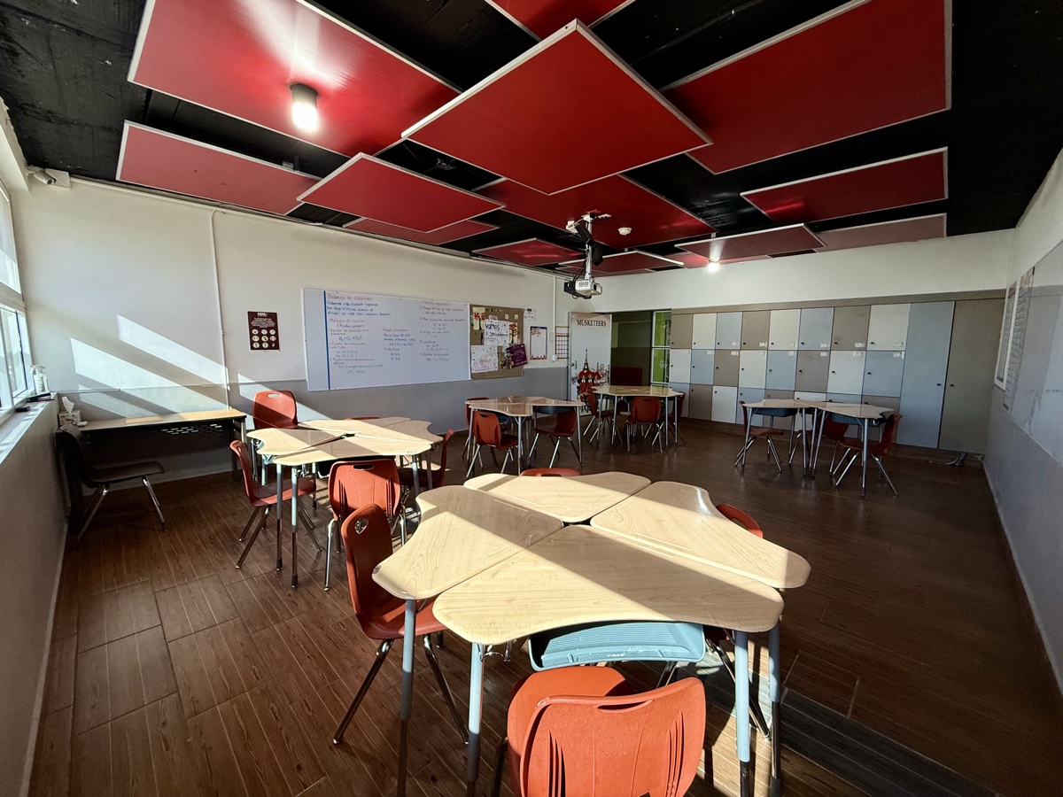 Newland Middle School classroom with collaborative desk layout at Campus Milenio