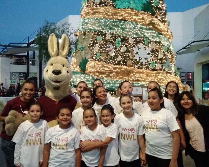 Familia Newland en Plaza La Luciérnaga.