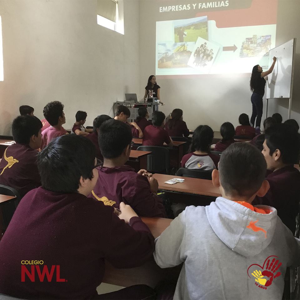 Alumnos de 3 de Secundaria en la Escuela Libre de Negocios.